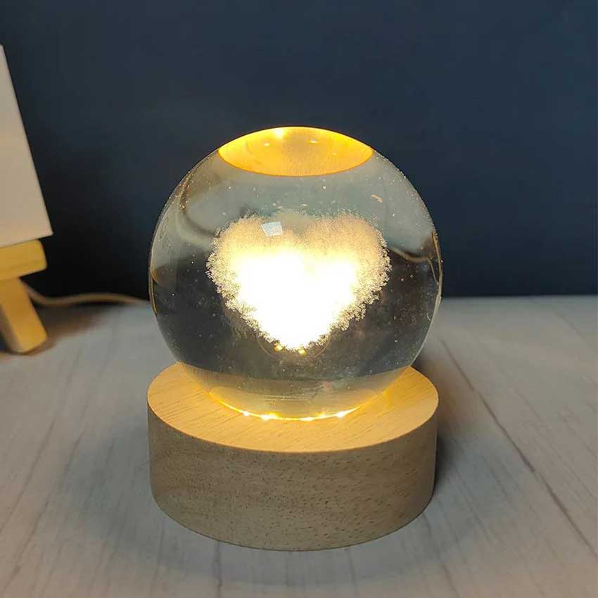 Dekoratif Kalp Tasarımlı Ahşap Altlıklı Işıklı Cam Küre 6 Cm Mz4-2336