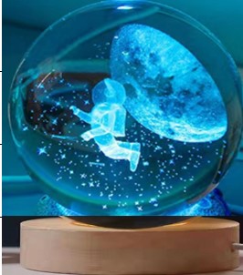 Dekoratif Uçan Astronot Tasarımlı Ahşap Altlıklı Işıklı Cam Küre Cam:6Cm Ahşap:2Cm