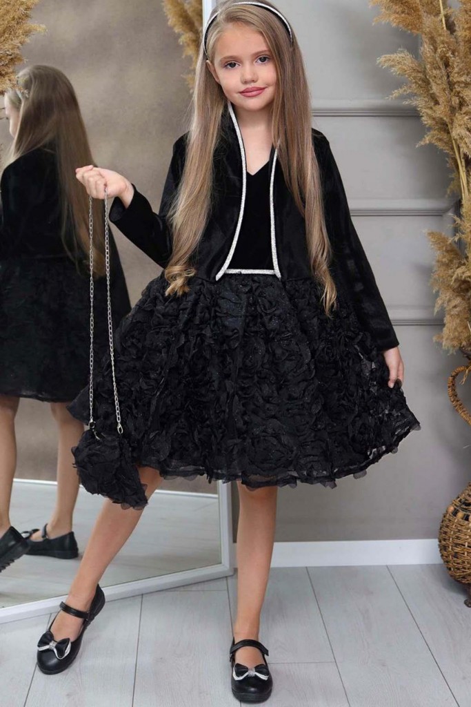 Kız Çocuk Degaje Yaka 3 Boyutlu Çiçek Detaylı Ve Sırt Dekolteli Siyah Kadife Elbise