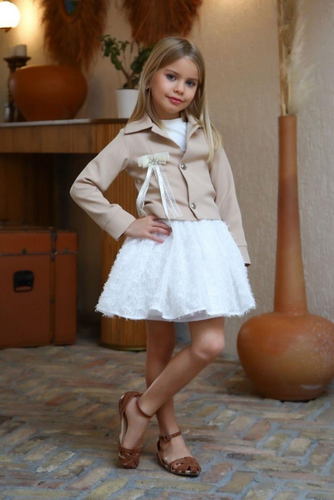 Kız Çocuk Düğme Detaylı Broşlu Ceket Kırçıllı Şifon Desenli Bej Etekli Takım 3-12 Yaş