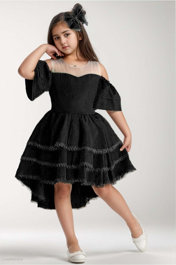 Kız Çocuk Düşük Omuzlu Transparan Yaka Eteği Katkat Dantel İşlemeli Kuyruk Detaylı Siyah Elbise