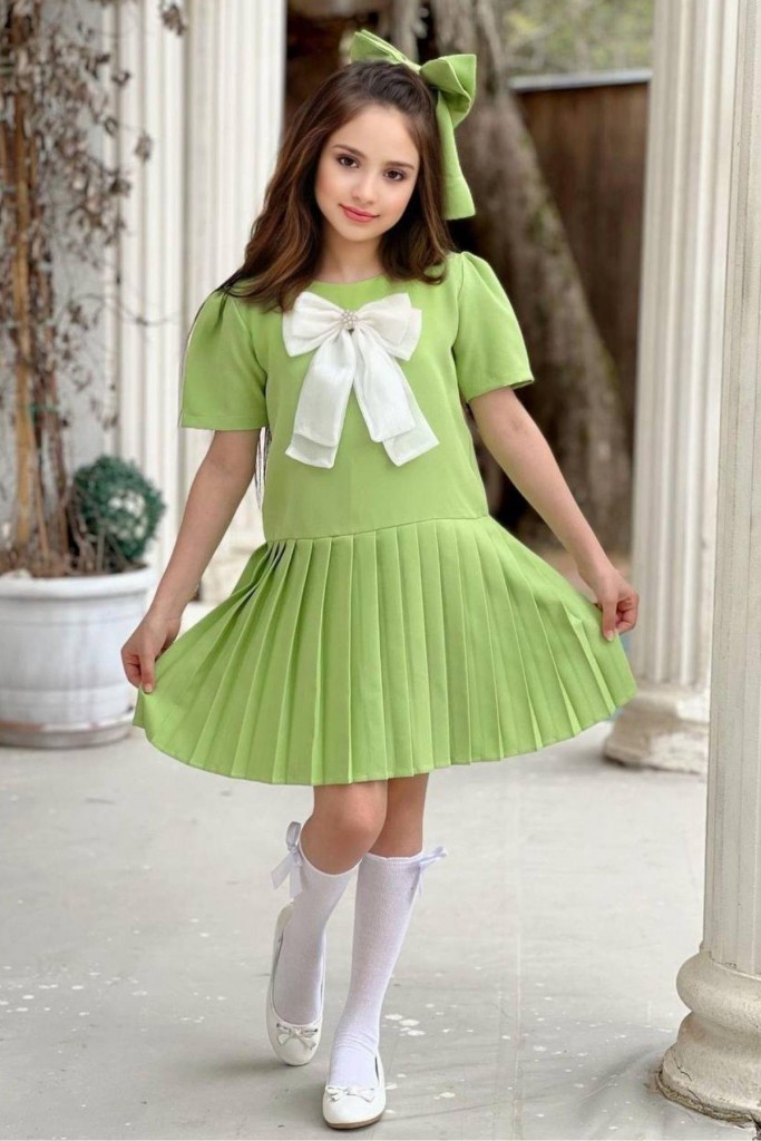 Kız Çocuk Göğsü Fiyonk Detaylı Eteği Pliseli Açık Yeşil Elbise