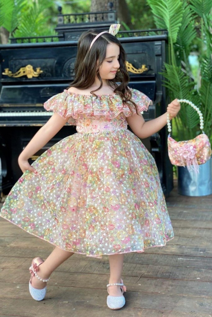Kız Çocuk Yakası Fırfırlı Kayık Yaka Üzeri Çiçek İşlemeli Tüllü Pembe Elbise