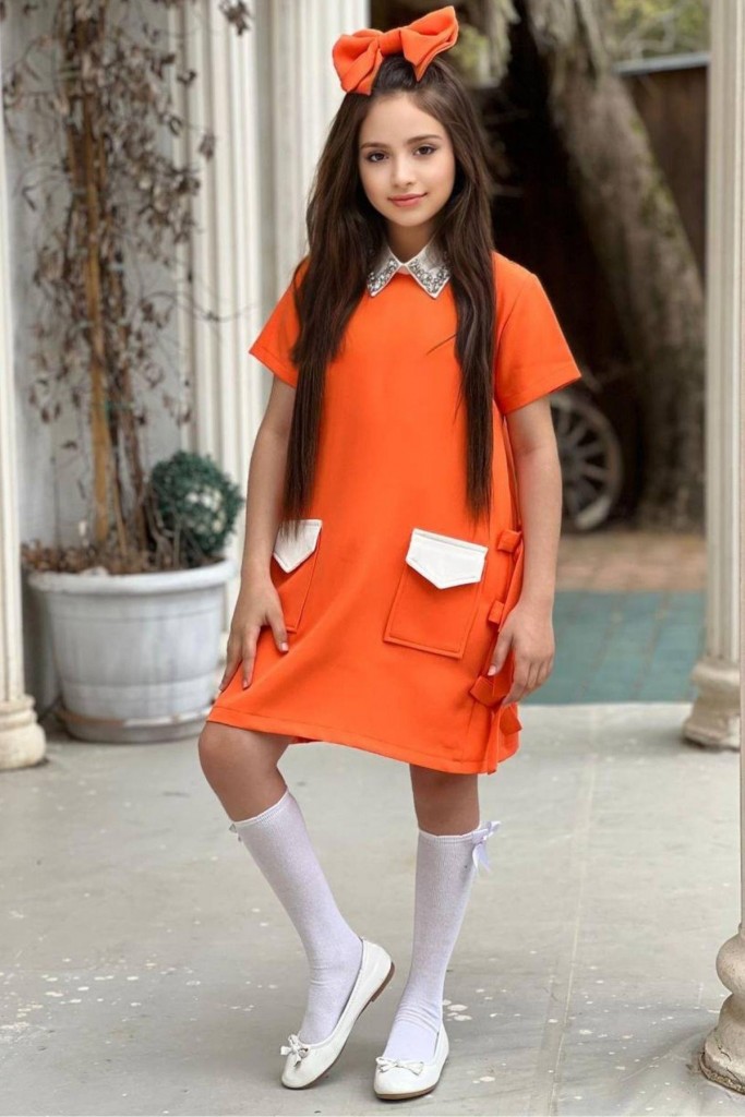 Kız Çocuk Yakası Taş İşlemeli Kısa Kollu Yanları Fiyonk Detaylı Önü Cepli Turuncu Elbise