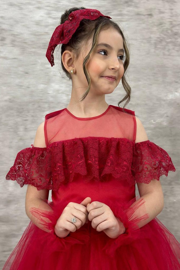 Kız Çocuk Yakası Transparan Omzu Açık Göğsü Ve Kolları Güpür İşlemeli Kırmızı Abiye
