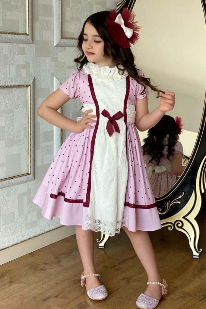 Kız Çocuk Yakası Ve Boydan Dantel İşlemeli Pembe Benekli Elbise