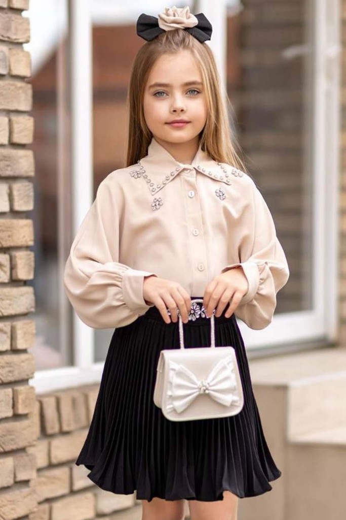Kız Çocuk Yakası Ve Göğsü Taş İşlemeli Bej Gömlek Ve Piliseli Siyah Etekli Takım