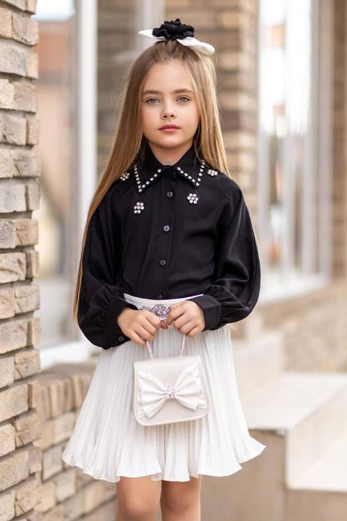 Kız Çocuk Yakası Ve Göğsü Taş İşlemeli Siyah Gömlek Ve Piliseli Beyaz Etekli Takım