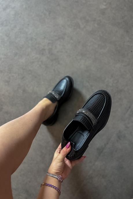 Markano Pensa Sıyah Cılt Delık Detaylı Taşlı Kadın Loafer Ayakkabı