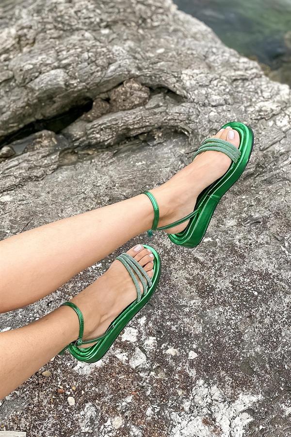 Markano Raspberry Yeşil Biyeli Taşlı Kadın Sandalet