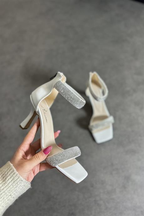 Markano Siena Beyaz Biyeli Taşlı Kadın Topuklu Ayakkabı