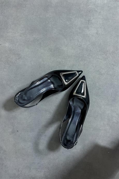 Markano Ucy Siyah Rugan Üçgen Toka Detaylı Kadın Topuklu Ayakkabı
