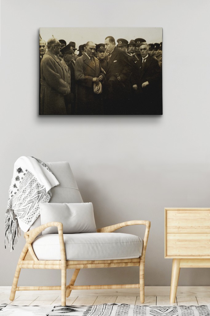 Atatürk'ün Anadolu'yu Ziyareti Mustafa Kemal Atatürk Dikdörtgen Dekoratif Kanvas Tablo Beyaz 35 X 50