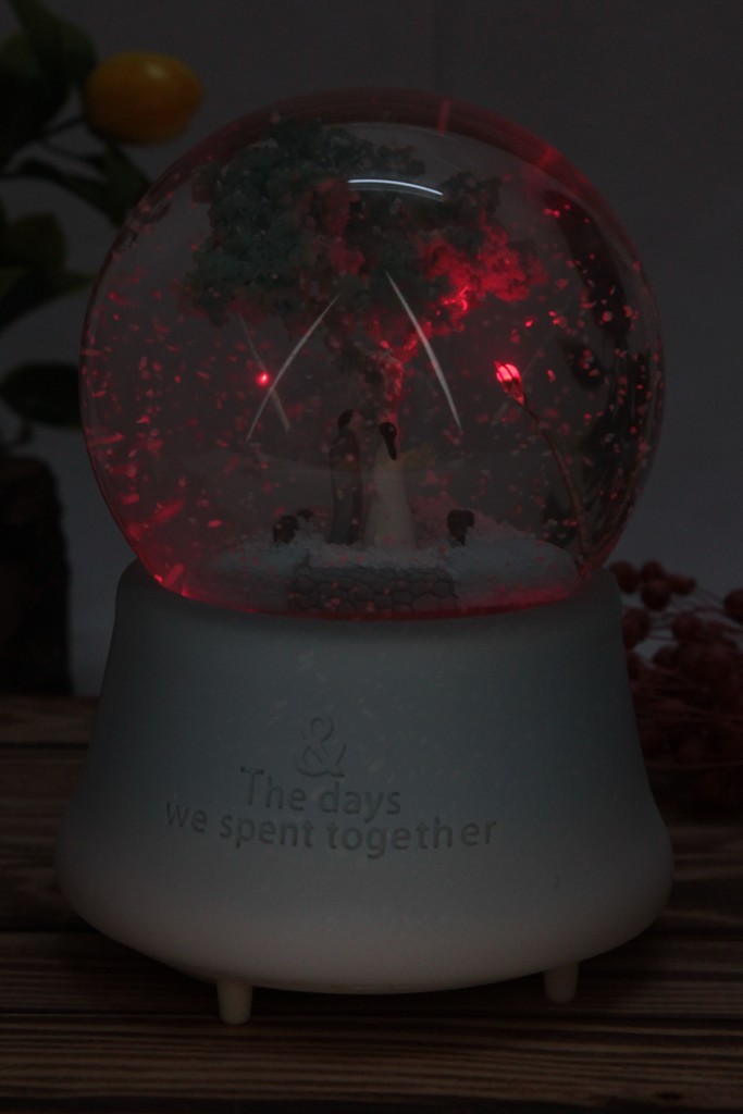 Püskürtmeli Kar Küresi Müzikli Işıklı Sevgili Buluşma Ağaç Altında Model Sevgiliye Hediye