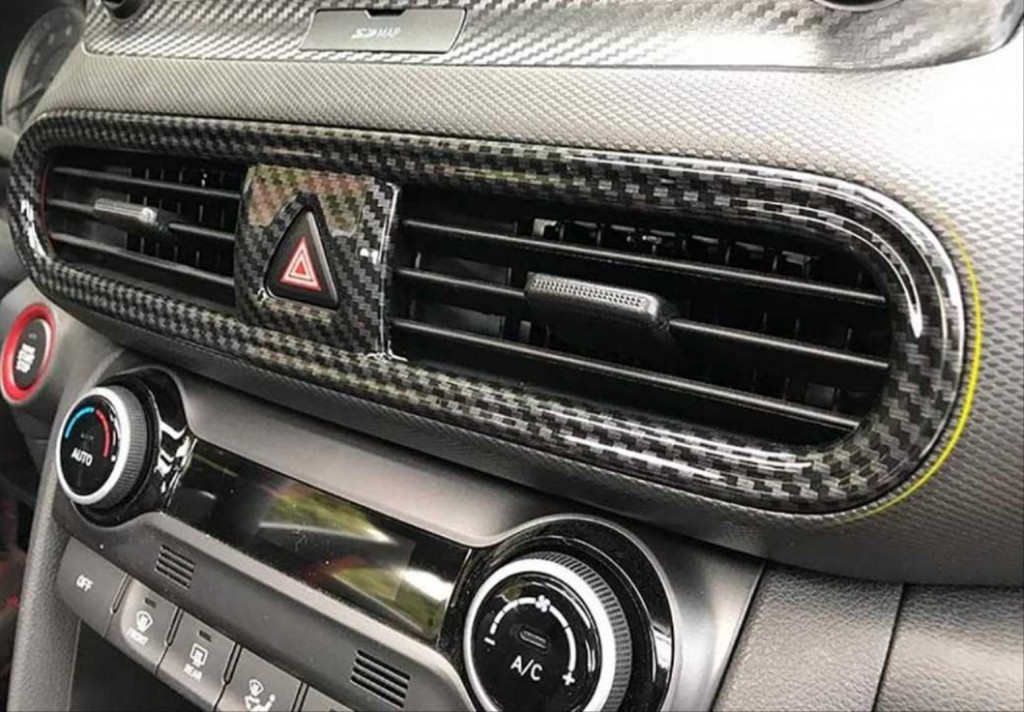 Hyundai Kona Uyumlu Orta Menfez Kaplama - Karbon