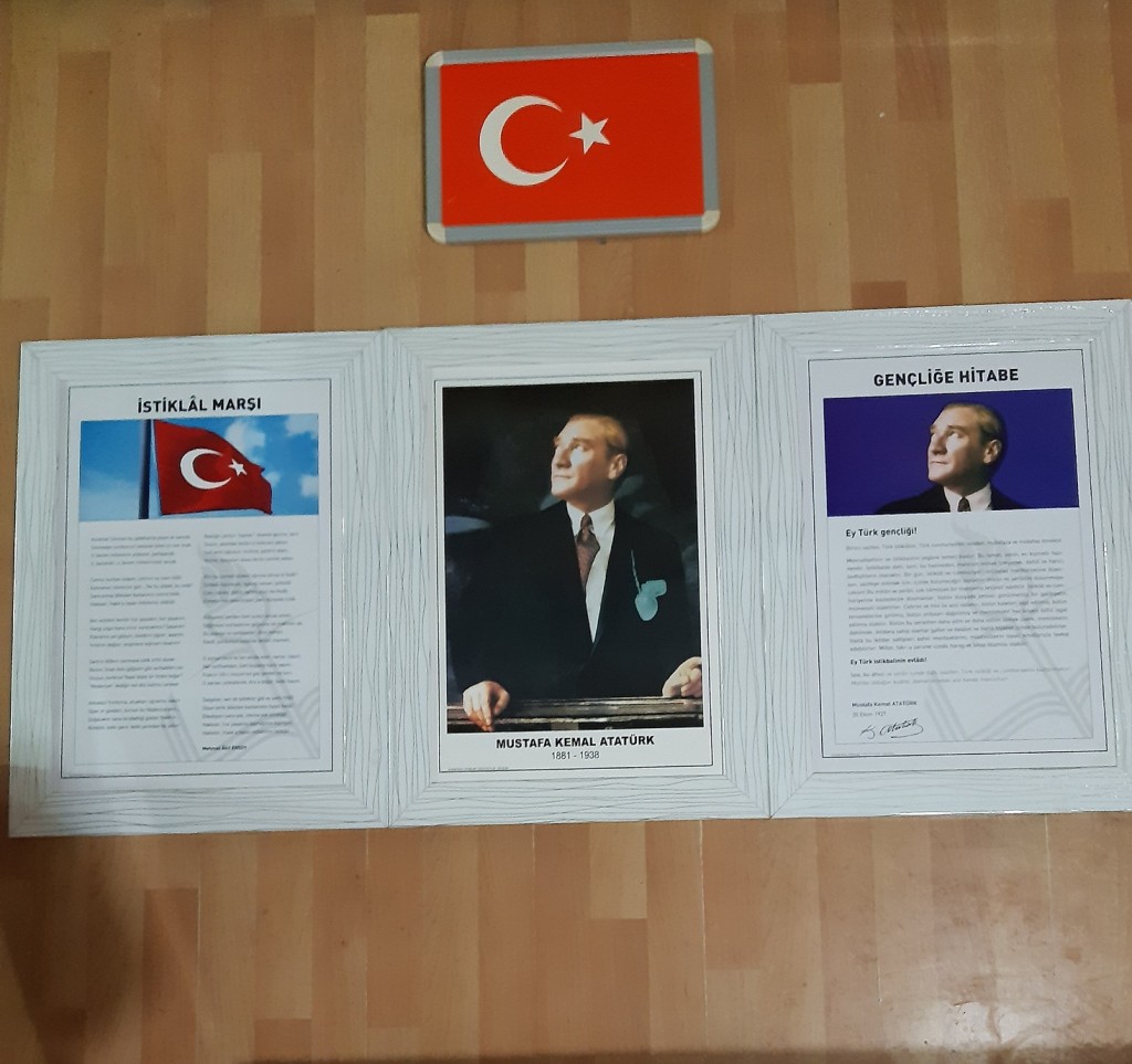 Atatürk Resmi, İstiklal Marşı, Gençliğe Hitabe, Türk Bayrağı